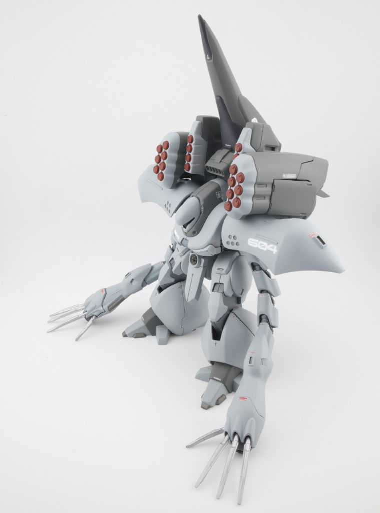 頭部とモノアイレールの形状が好みじゃないのでちょっと変更してます。ハイゴッグの肩の形状とミサイルポッドの形状が意外にマッチしました。