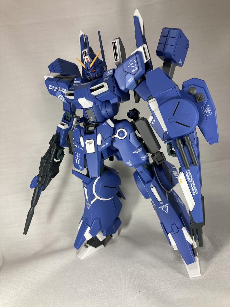 全体、独特な太もものデザインとかマッシブな体型とか悪そうな顔とかガンダムと同じ武器を持ってるとか色々“良い”よねサプレッサーでもサプレッサーもMk-5も顔が悪役すぎて本当に連邦所属機体なのか何回も調べてしまったしかもどこもかしこもマッシブすぎてどう照明当てても顔が薄暗くなってしまった…