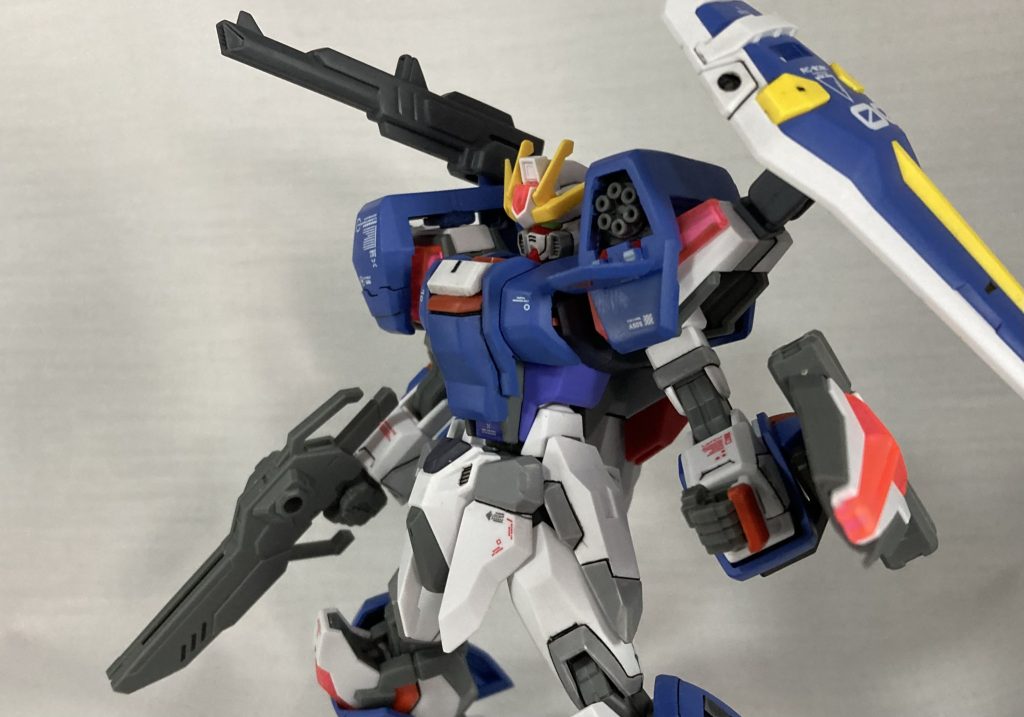 アサルトシュラウド形態、全体的にマッシブなエクシードによく似合います肩のミサイルポッドはディティールを切り落として無理矢理開閉できるようにしてます、個人的な趣味でガトリングにしてます肩のシールドは3ミリ穴があったから付けたんですがブルデュエルの存在を後から知って嬉しくなりました、肩シールドはいいぞ 今回はこれで以上になります、ありがとうございました