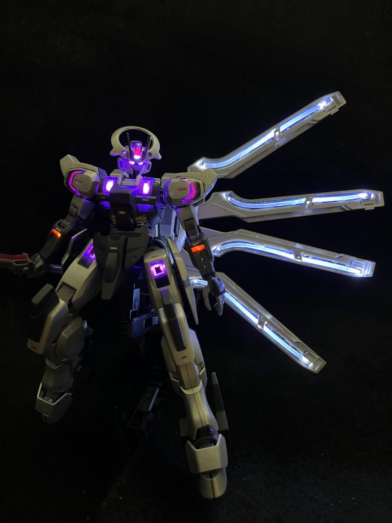 ガーディアンは側面発光の光ファイバーを使って導光してます。先端が明るすぎるのが少し気になります。