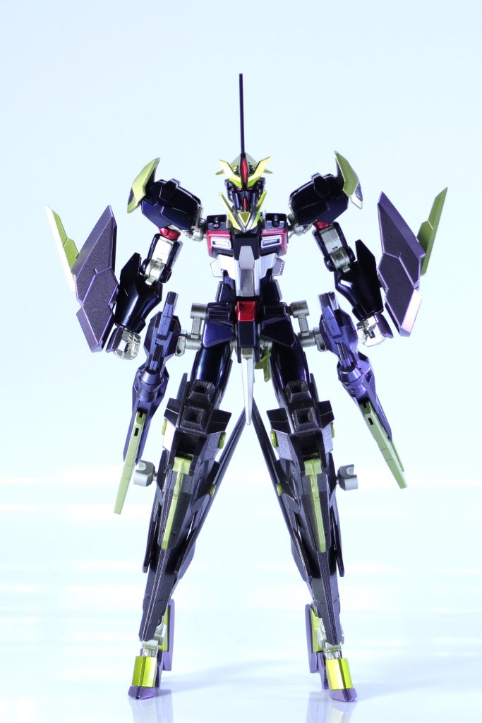 〜特殊兵装〜「ミラージュコロイド・フライトシステム」 　ストライクFⅡ-Sと同様に、両脇・両脚部前面装甲にはミラージュ・コロイド散布装置が設置され、ミラージュコロイドによる空力操作による飛行の最適化・推進剤の消費削減が行われる。　応用技術として機体周囲にゲシュマイディッヒ・パンツァーを展開し、ビーム攻撃を無効化することもできるが、ミラージュコロイド・フライト(以下MCフライト)とゲシュマイディッヒ・パンツァーの同時使用は出来ない。　エンジンも改修に伴いハイパーデュートリオンエンジンが搭載されており、胸部にミラージュコロイドの制御アンテナに加えてデュートリオンビーム受信機も装備している。