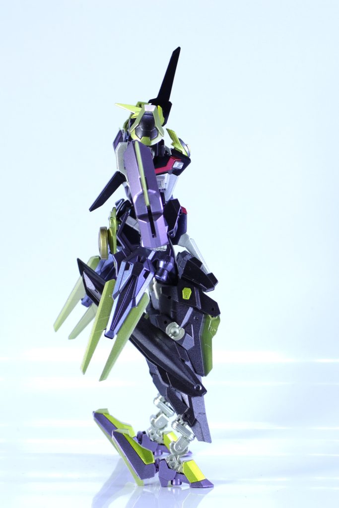 　ストライクFからの主な改修点は「オプション装備の小型・標準化」「各種センサーの強化」となる。腰部アーマーにストライクFのオプション装備であった「アクセル・パッケージ」「オルタナティブ・パッケージ」「サイコ・グリップ ストライカー」が小型化、標準装備された。