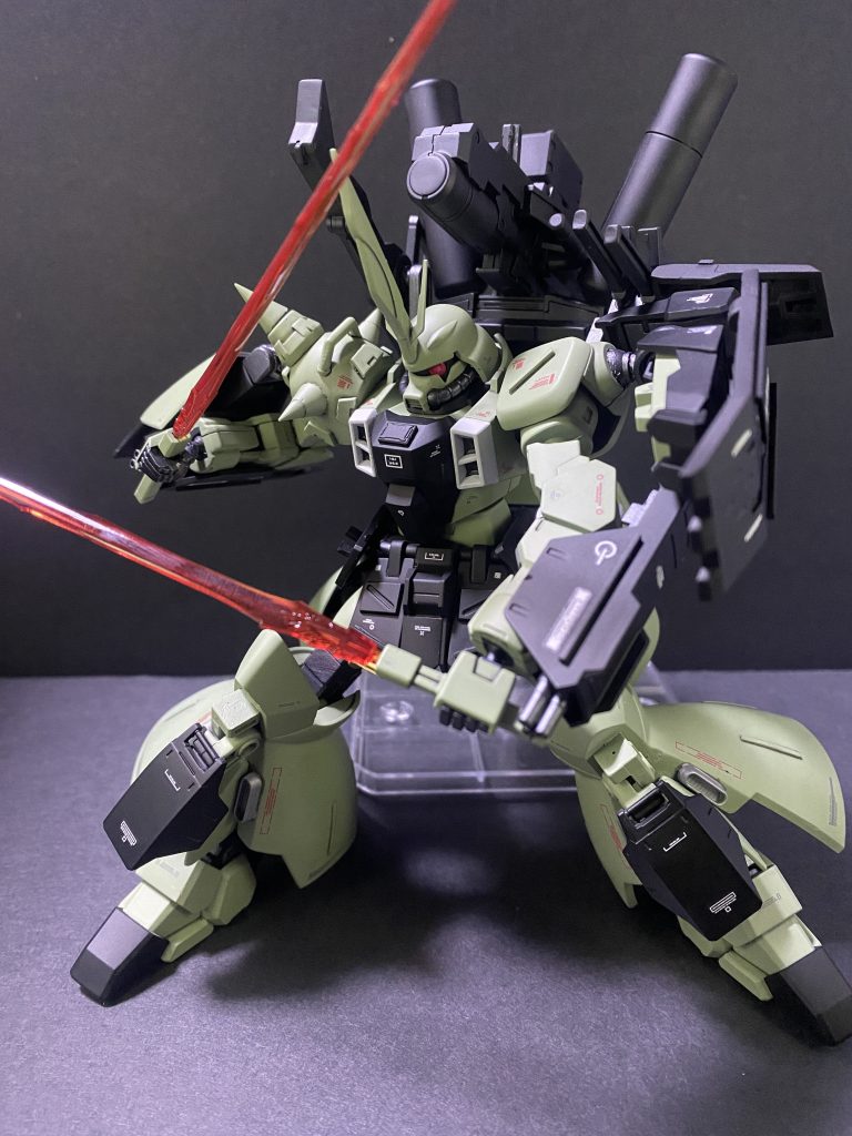 ビームサーベル腰部マウントラックに装備するビームサーベル。同世代のMSが使用している物とほぼ同一の物。