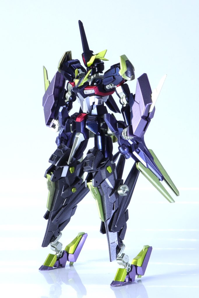 ～概要並びに基本形態～ 機体名「PIT-XF02A/R ストライクFⅡ-R(フォーミュラツー - ライトニング)」 　構想は前作のストライクFⅡ-Sと同じく「ストライクFでのサイコフレーム実証試験終了後、一般兵にも運用可能なサイコミュ兵装の実装と量産を目標に作られた先行量産型を『ある極秘任務の為』に強化・改修を施した機体」というものになります。　前作のストライクFⅡ-Sの強化・改修はオーブ連合首長国(モルゲンレーテ)の技術陣が中心となって行われていますが、今作のストライクFⅡ-Rはザフトの技術陣が中心となって行われたことにしています。　型式番号のPITは「Psycho communicator Implemented Tactical＝戦術サイココミュニケーター実装兵装」の略で、Xは試作機、F02は開発ナンバー、Aは核動力、Rは開発コードを示しています。