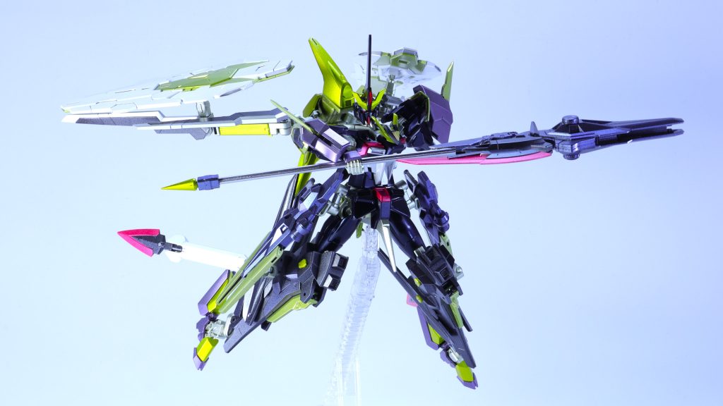 ～高機動格闘装備～「ストライクFⅡ-R ライオット」 　ストライクFⅡ-Rに専用武器「バルディッシュ・ライオット」、増加サイコフレーム兼格闘装備「HS(ホーネット・スピア)・パッケージ」、ストライカーパック「サイコ・グリップ ストライカー改」を装備した姿。