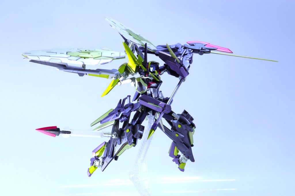 　バルディッシュ・ライオットは実体刃とビーム刃を備えた格闘戦特化の装備である。ヴァリアブルフェイズシフトの技術を応用した刃が取り付けられており、基本形態である「アックス・フォーム」と状況に応じて刃を水平に可変させてビーム刃を展開することが可能になる近接格闘形態「サイズ・フォーム」に変形する。　先端部のユニットにはスラスターとサイコ・シャードの射出機能が備わっており、斬撃の加速や機動力強化、威力は小さいが射撃を行うことができる。(サイコ・シャードの常時展開は現段階では困難)