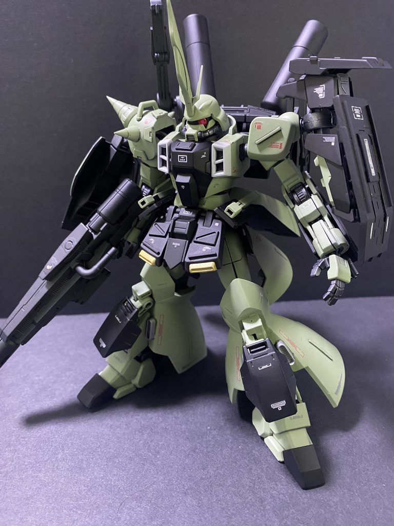 ゲルググメナースと平行してコンパス専用機として開発されていたが、性能では十分なものの運用コストの高さから不採用となってしまった機体。という妄想をしつつ製作しました。