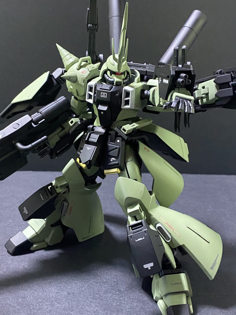 腕部ビームガトリングガン両前腕の装甲カバー内に格納されている補助火器。グフイグナイテッドのドラウプニル4連装ビームガンの流れを汲む武装。