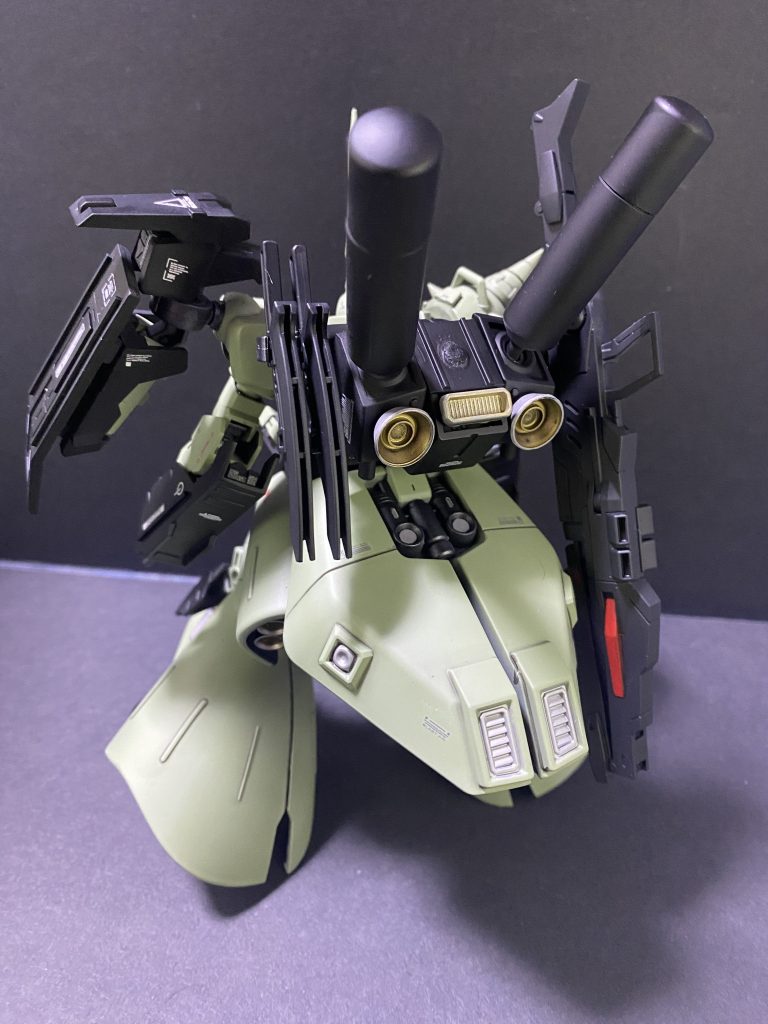 背部バックパックはザクシリーズ譲りのウィザードシステムを採用。当機はザクサヴェージ用に試作された。統合型装備「エンハンスウィザード」を装備している。