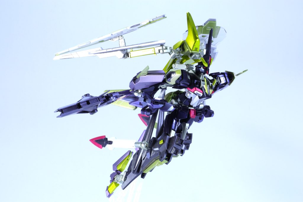 〜解放式加速形態〜「アクセラレイター」 　ストライクFやFⅡ-Sと同様、両腰部バインダーのサイコフレームから発したサイコ・フィールドを用いた高速機動形態。腰部背面のオルタ・システムにより感応波を増幅、サイコ・ウェーブを蓄積し、内蔵されたサイコ・グリップシステムを用いてパイロットの適正に合わせて段階的に加速形態を解放していくことで、パイロットの安全性を確保している。本機では標準装備されたサイコ・グリップシステムに加え、サイコ・グリップ ストライカー改によって、より細かなサイコミュコントロールとパイロットに安全確保が図られている。