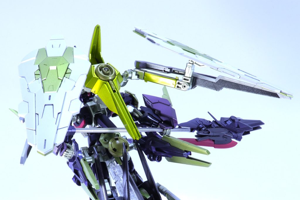 　サイコ・グリップ ストライカー改はストライクF アンリミテッドに装備されているサイコ・グリップ ストライカーの強化・改修型である。主な機能は同じとなっているが、上部に追加装甲と両側面のアームに4本のスタビライザーと2枚バインダーが新造されている。スタビライザーは感応波を受信・発信するための大型アンテナとして機能する。　新造されたバインダー「ブレイズ・ガンビット」はサイコフレーム材を組み込んだサイコ・プレートになっており、大気圏内であれば能動性空力弾性翼として機能する。また、量子通信のドラグーンとサイコミュ通信のビットの特性を併せ持つことで、サイコミュ適正の高いパイロットであれば大気圏内でも遠隔兵装として使用することができる。サイコフレームの強度を利用した盾や搭載されたビーム砲による攻撃も行える。