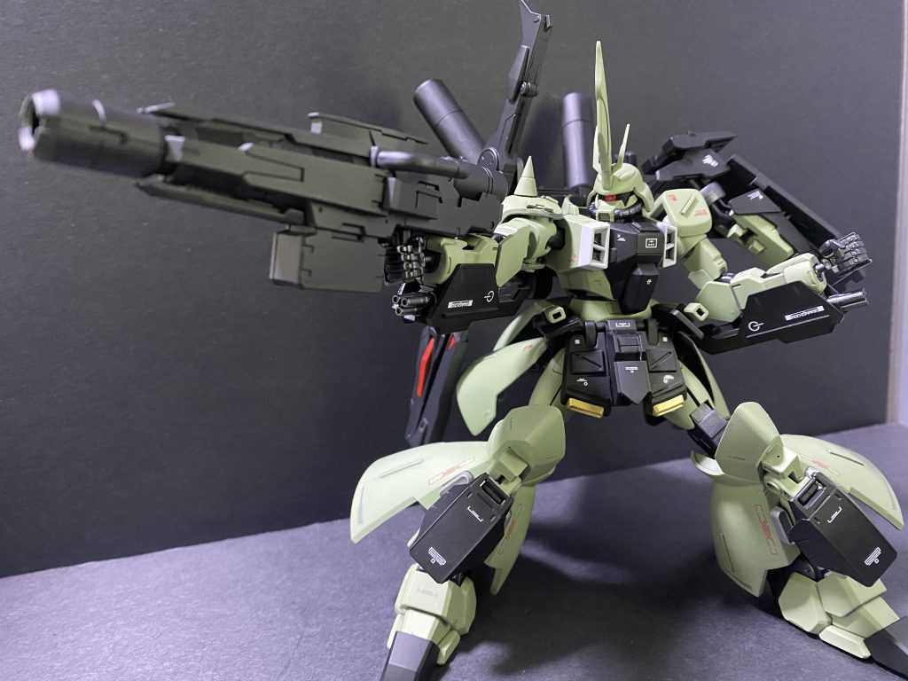 ビームディフューズガン大型の射撃武装で通常射撃の他にビーム拡散など複数のモード切り替えが可能。ルブリスソーンのアレそのまま移植しました。