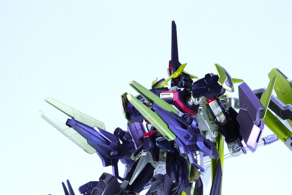 　サイドアーマーにはアクセル・パッケージを発展させた「ヴァリアブル・サイコ・ユニット」が装備されている。これは加速機能以外に、サイコシャードによる射撃を行えるようにしたユニットである。武装として使用する場合は、腰部に装着した状態以外に手持ち武装としても使うことができる。(サイコ・シャードの常時展開は現段階では困難)