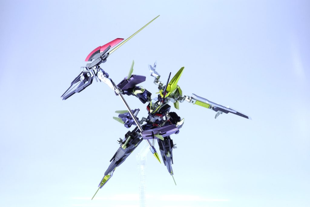 この形態ではより加速に適応するために、四肢のソニック・セイルを展開させた「ソニック・フォーム」に変形する。直線軌道の加速ではストライクFⅡ-Sに劣るが、結界という限定空間内においては本機が上回る結果となった。また、サイコミュコントロールの精度が向上したことにより、ストライクFⅡ-Sよりも長時間の加速形態の維持を可能にしている。