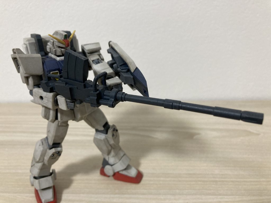 最新のHGUC版ではないので肩周りが割と窮屈で180mmキャノン構えるのが結構きつい。