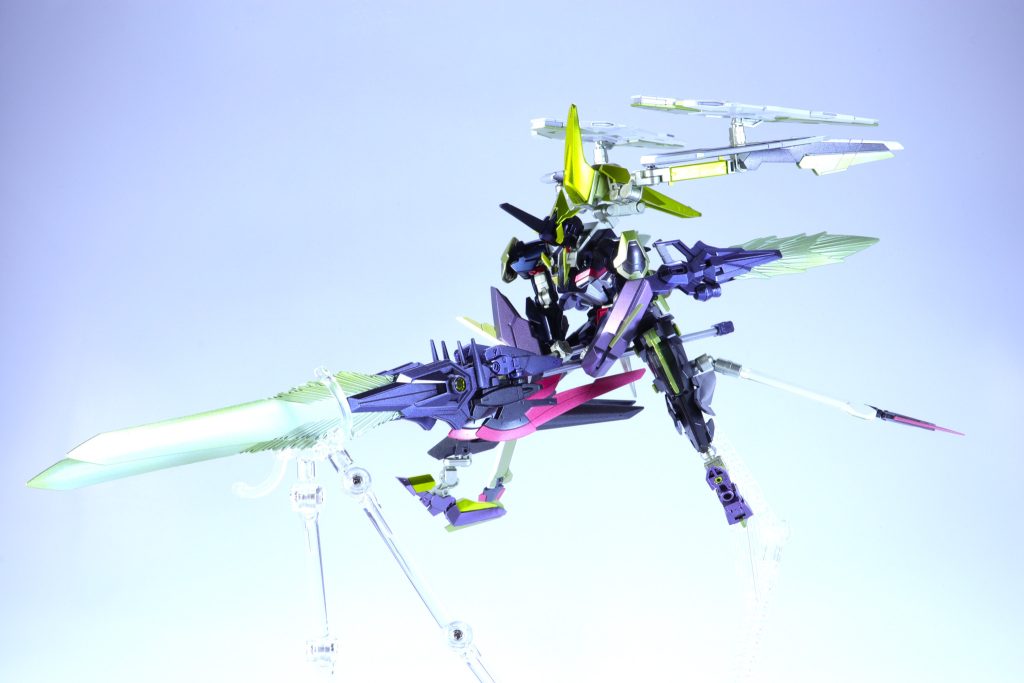 もう一つの特徴として、柄尻の石突をオミットした代わりに連結機能が追加されており、アンビテクストラス・ハルバードとしても使用可能となっている他、2刀を並べて連結することで威力を増した「ライオットザンバーブレイカー」としても運用ができる。