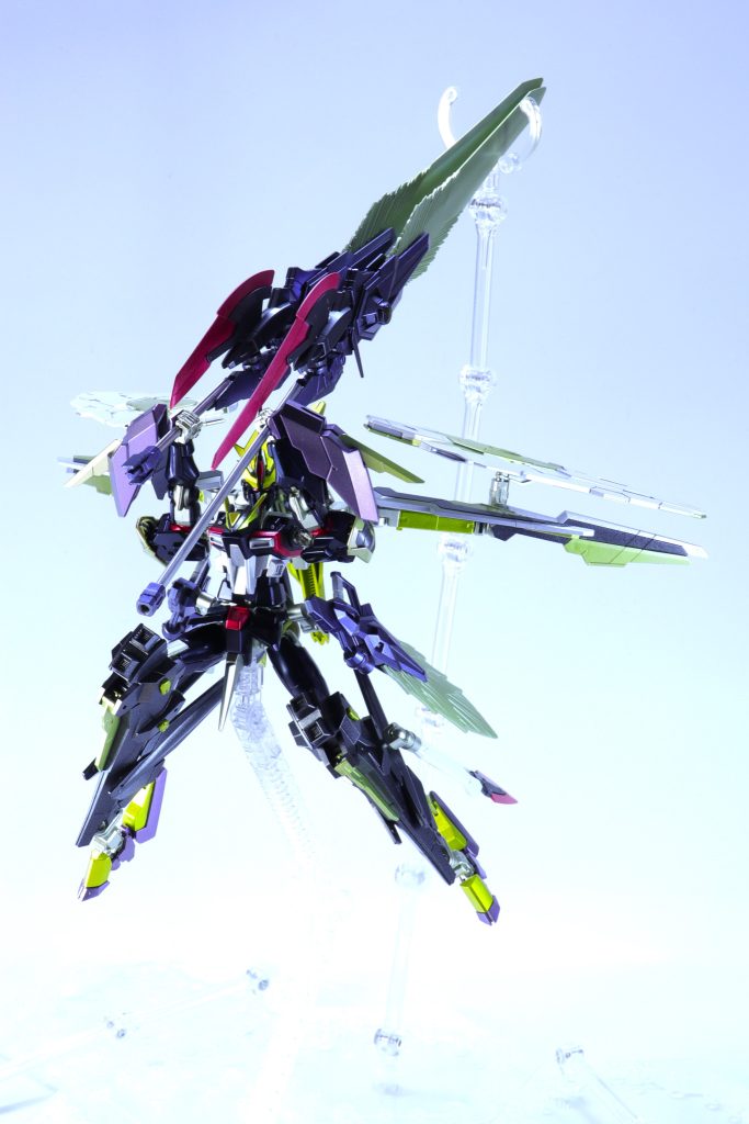 ライオットザンバーから発する斥力によって加速・斬撃の威力を高めることが可能になり、より加速力・攻撃力を上乗せするために実体刃・持ち手が長短の二振りを装備するようになった。長柄は「アックス・フォーム」「サイズ・フォーム」、短柄は「トマホーク・フォーム」「ハーケン・フォーム」として運用することもでき、どちらもビーム刃を発生させることができる。