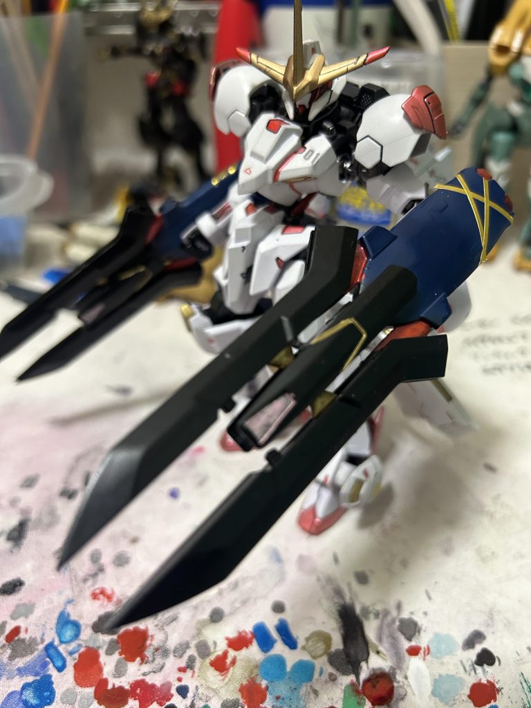 とゆうわけで思いつきで作った機体だったんですが、どうでしょうか？結構無理矢理感溢れた改造だったかな？って私は思ってますが、まあ作ってみて案外よくないかな？って思ってます。今回は初めてデカールを貼ってみましたが、なかなか難しくて、貼るのに苦労しました。YouTubeとかで参考にしてる方の動画はよく見てるのですが、やはりうまくはいきませんでした(^_^;)でも貼ると貼らないとでは機体の印象がだいぶ変わると思ったので、今後どんどんやってみようかな？って思います。では長話になってきましたので、私はこれにて失礼します！ではまた