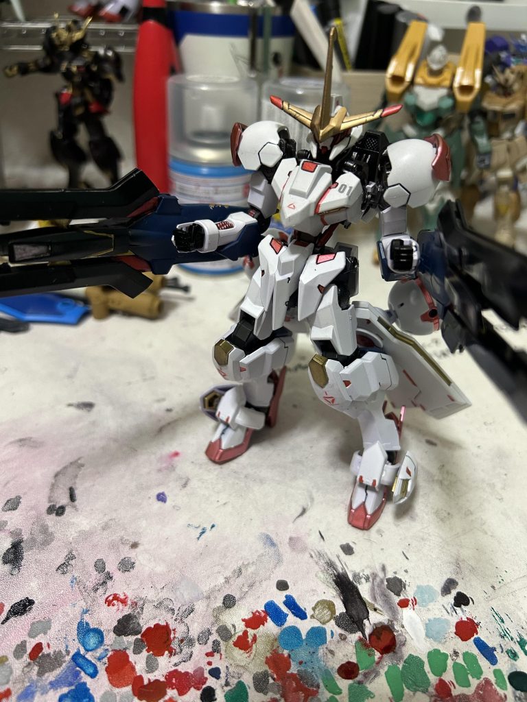 クラブシールドを二つ装備して、ビーム刃を展開可能な武装を取り付け、剣の中央にレールガンを装備させました。一応ビルドシリーズ設定の機体なんで、ビーム系はありにしてます。