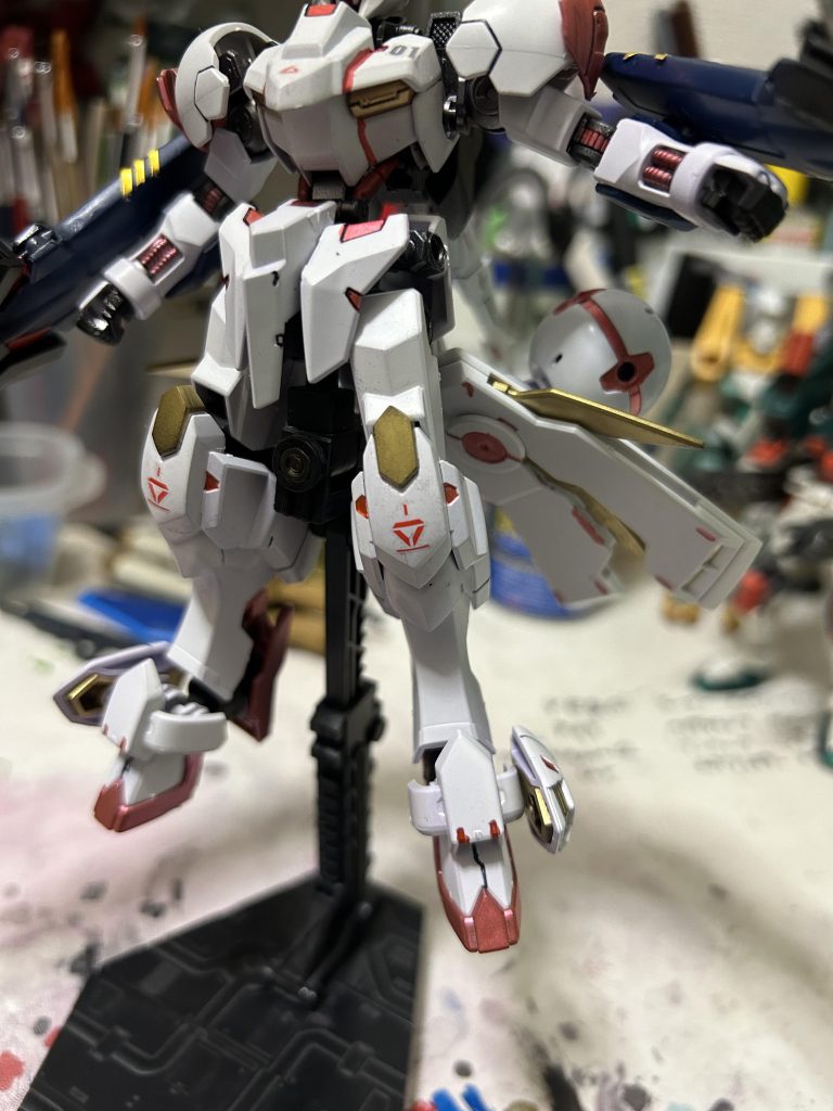 ペギルベウのフライトユニットを装備させ、安定飛行を可能に、ポッドは本来とは別に相手の通信を阻害する機能を設定 