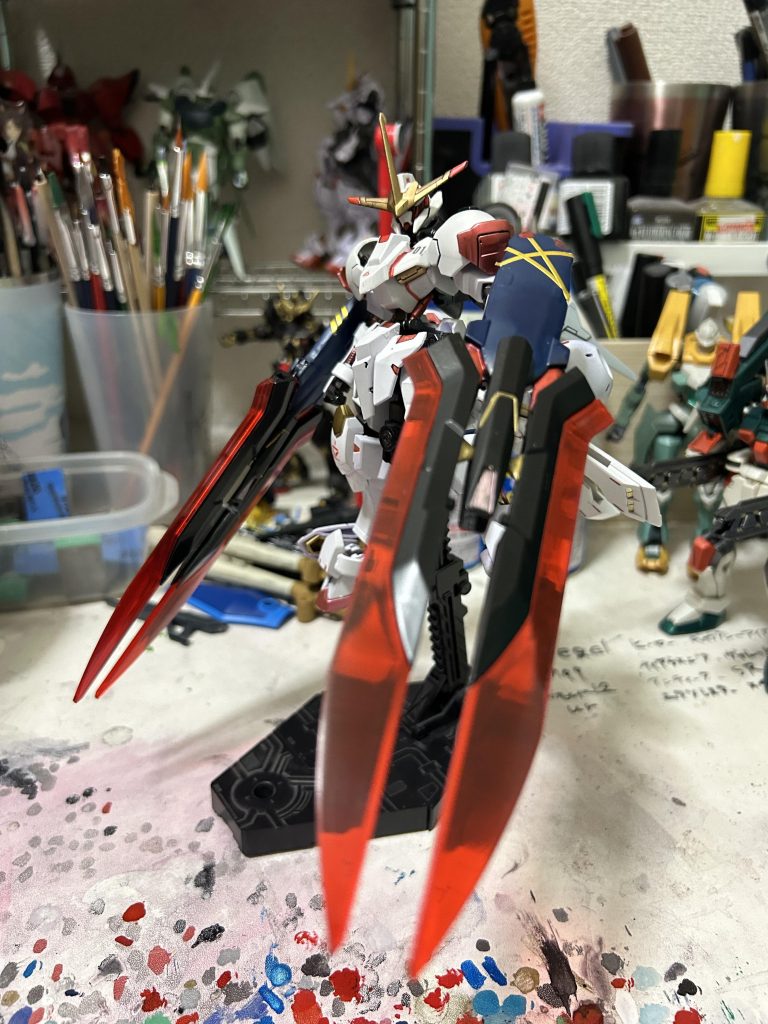 ビーム刃を展開するとこんな感じに、武装が重すぎてポージングを取らせるのがなかなか苦労しました。