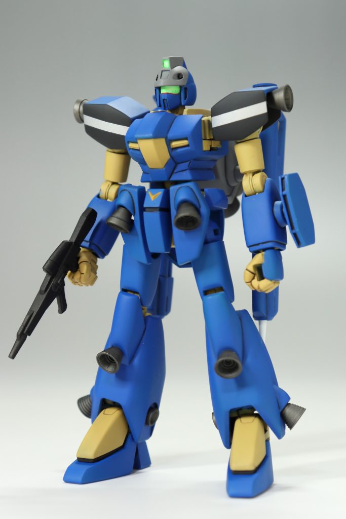 小型MSの1/144にピッタリと噂のGフレームを使って可動範囲を爆上げしました。ゲルググのフレームだったのですが、少々大きいですね。太ももと股間で合計10mmほど縮めたと思います。結局靴を履かせたり、腰の長さがそのままだったりなので背は元よりも高くなっています。