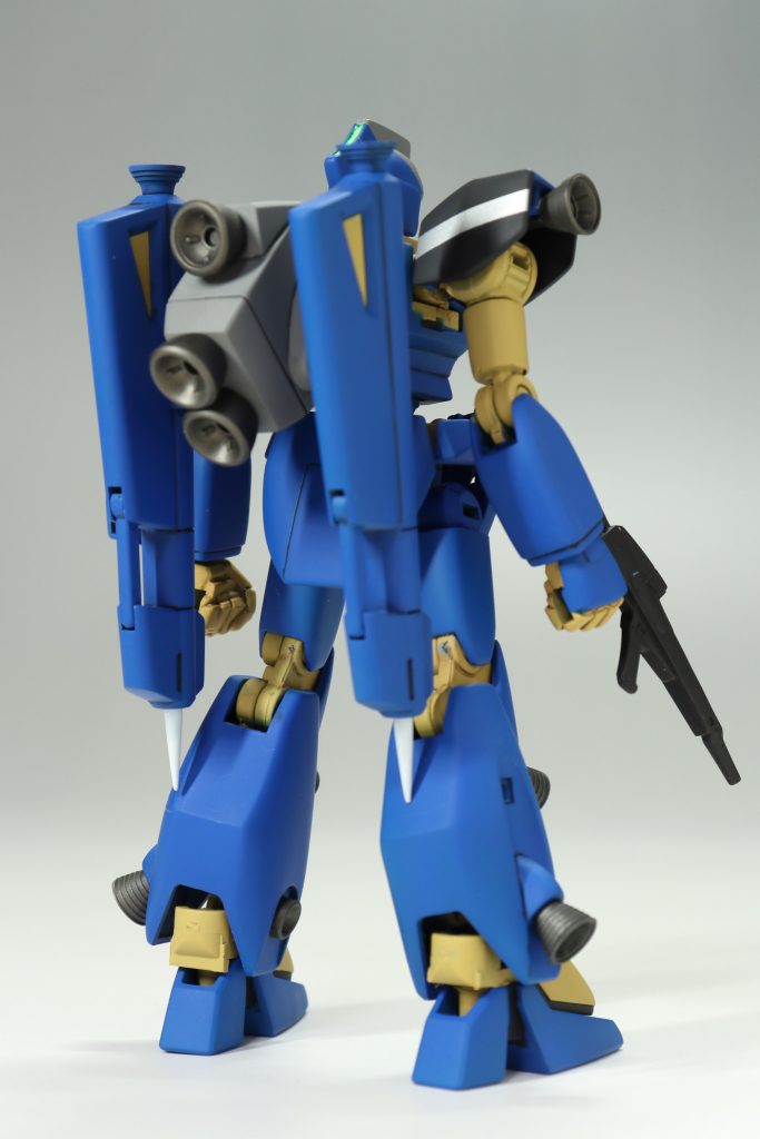 肩、腰、膝、外くるぶし、背中のバーニアとショットランサーの排気ノズル(?)はwaveの部品に置き換えています。拳が大きくなった分ライフルがずいぶん小さく見えるようになってしまいました。プロポーション的にはお腹に隙間がある以外は問題なくまとまったと思います。かかとだけは造形が面倒くさくなって空洞のままですが…。