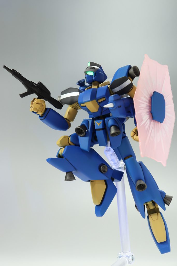 中身はGフレームなのでよく動きます。特に膝の曲がり具合が素晴らしい!しかもふくらはぎのカーブと太もも裏のカーブがピタリと一致して、もしや最初から改造してここまで曲げることを想定していたのではないかとすら思えます。