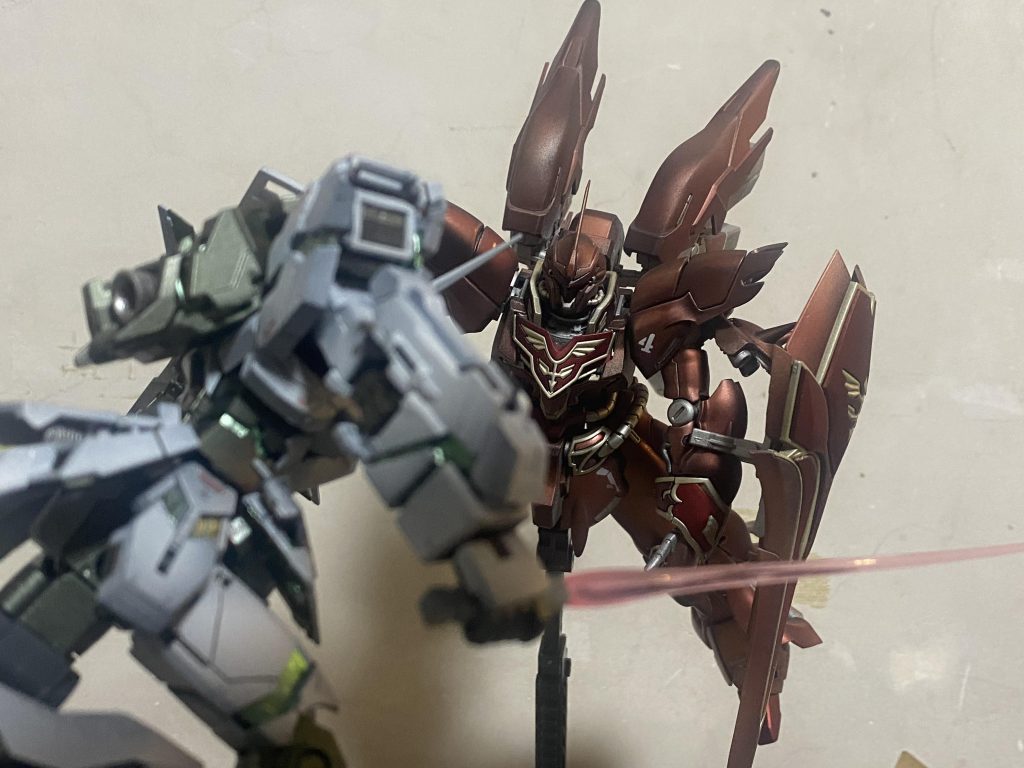 前作のユニコーンと対面。最高にかっこいいです。が、トップコートを塗り過ぎて少し白くなってしまいました。今回も反省ばかりの制作となりましたが、だいたいイメージ通りの完成度で、工作過程も加味して大満足です。