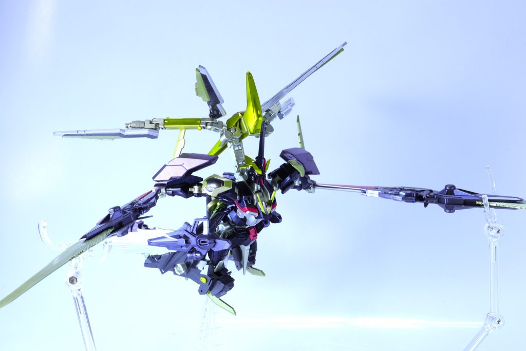 ~真・空間支配加速形態~「アクセラレイター・真ブリッツアクション」 展開したブレイズ・ガンビットによる結界、四肢のソニック・セイルの可変、バルディッシュ・ライオットⅡとヴァリアブル・サイコ・ユニットから生成したサイコシャードを加えた真の加速形態。この状態の本機は「真ソニック・フォーム」とも呼ばれる。本機にサイコミュ制御に特化したサイコ・グリップ システムが標準化されているにもかかわらずサイコ・グリップ ストライカー改を装備しているのは、生成されたサイコシャードをコントロールしてこの加速形態に至るのが目的であった。