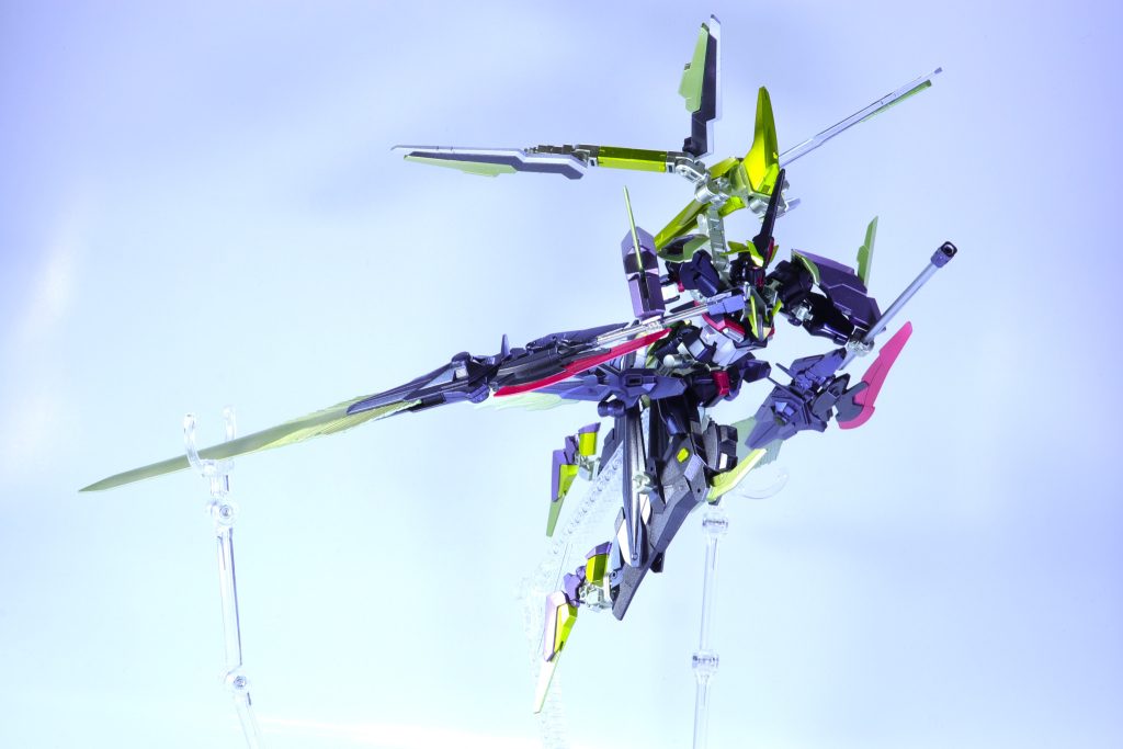 この形態での加速力は結界内とはいえ亜光速に達する。ストライクFⅡ-Sのアクセラレイター・オーバーリミットを遙かに凌駕する加速力を得たが、サイコ・グリップ ストライカー改の機能をフル活用しても、機体とパイロットに危険が及ぶ結果となった。そのため展開時間は非常に短く、相手からの攻撃を受ければ自機の加速力も上乗せされ「一撃でも当たれば落ちる」とされる。(それでも亜光速の物体を攻撃できる敵は限られるが・・・)