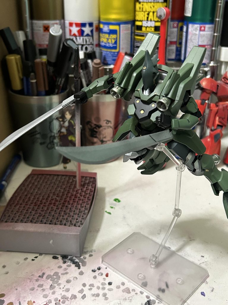 両腕部ブレードはブレードを大型化し、スラスターの増設により、トリッキーな動きで相手を切り裂くことが可能。ちなみにブレードはグフのヒートサーベルを一部切り、ブレードに取り付け、延長し、繋ぎのところをプラ板で蓋して、シルバーで塗装しました。