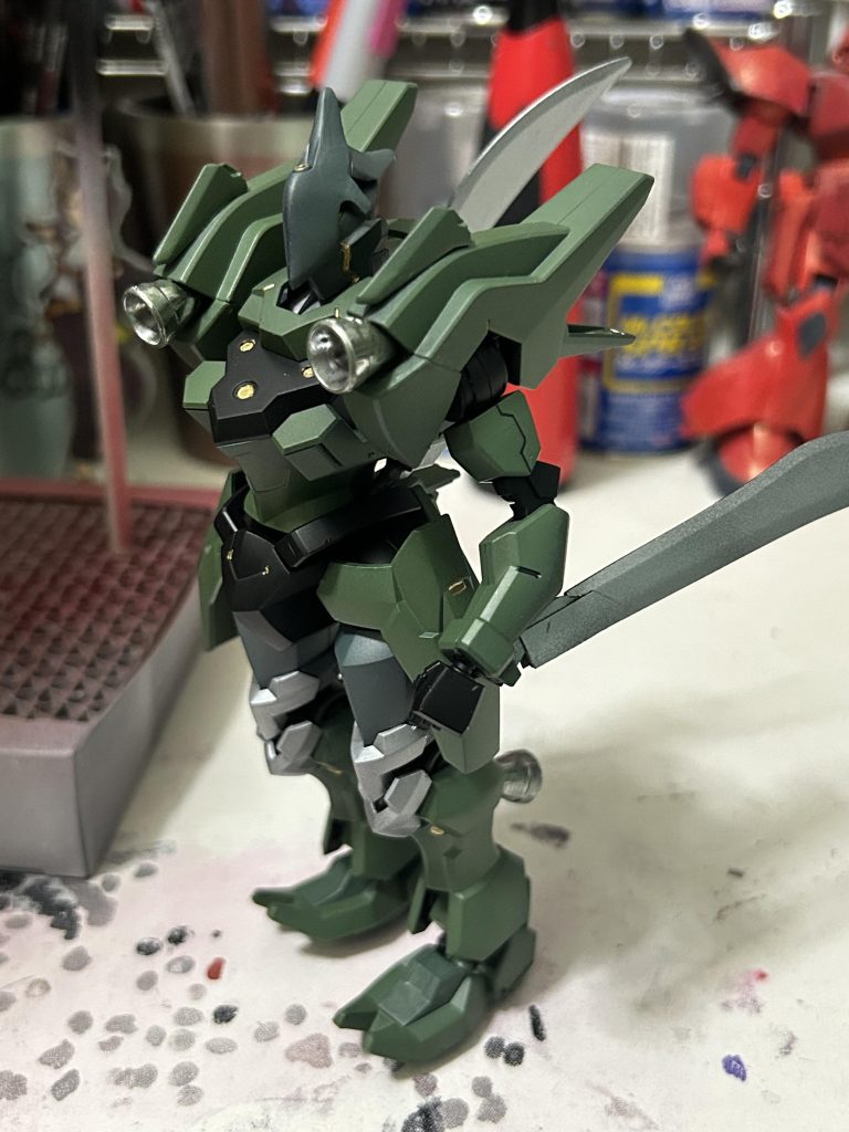 駿河屋で500円の作りかけの箱ありで売ってて、改造したら楽しいかな？って思い、買ってみました。最初は重武装にしようかな？って思ってたんですが、なかなかイメージが合わず、ならシンプル目にしてみようかな？って思い改造してみました。全体的に暗めに塗装してみましたが、どうだったでしょうか？なかなか特徴的な機体だったので、改造するのが楽しかったです。最近中古のガンプラいじるのが楽しいので中古ガンプラ探しがマイブームなのですが、みなさんはどうでしょうか？って余談が多くなりすぎたので、そろそろ失礼しますね。次に作るやつも決めているので、次の作品も頑張ってつくりますので、良かったらまた見ていただけたらすごく嬉しいです。ではこれにてε=ε=┌(;￣◇￣)┘