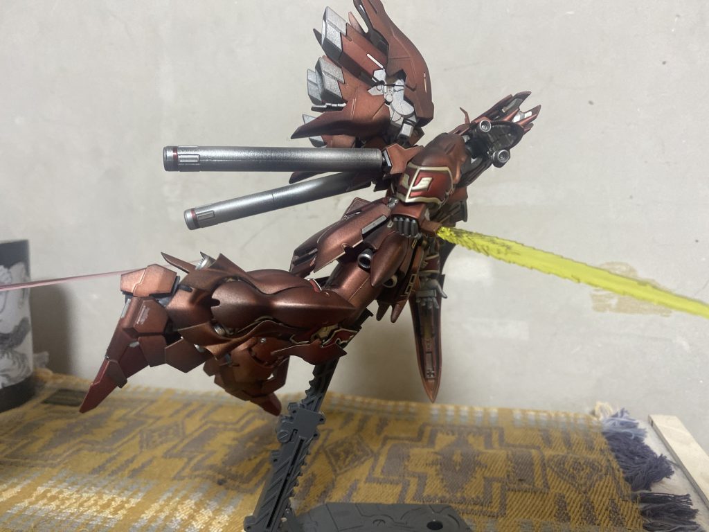 塗装は、外装に黒サフにシャンパンゴールド、ディープクリアレッド袖、襟等の黒色パーツには黒サフにシャンパンゴールド、クリアーレッドフレーム等は黒サフにチタンシルバーで塗装しました。