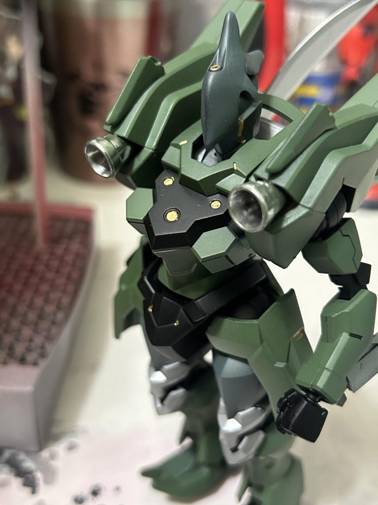 頭部にシナンジュのパーツを瞬間接着剤で顔のパーツに取り付け、塗装しました。頭頂部の金色のところはセンサーとカメラを内蔵し、あらゆる状況に対応可能