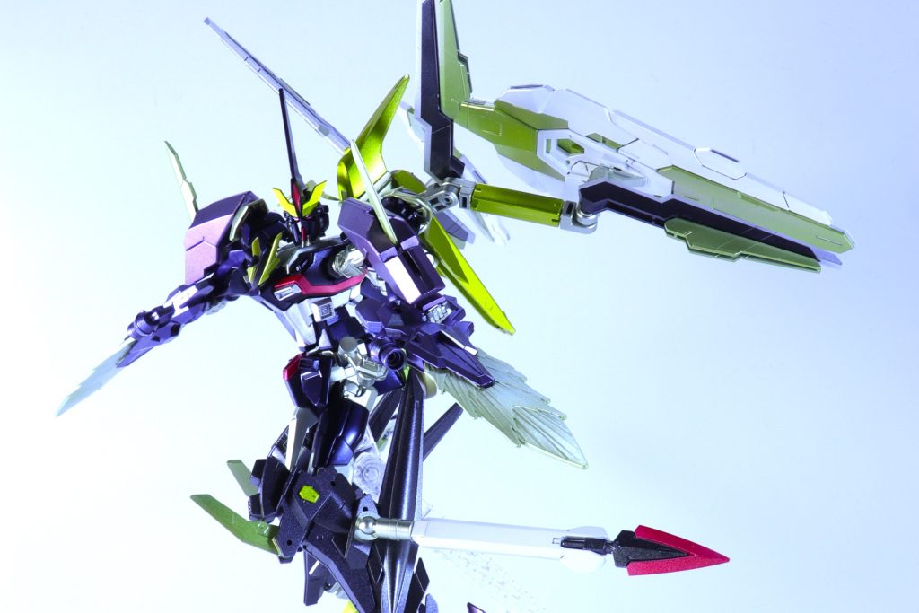 腰部に装備されているヴァリアブル・サイコ・ユニットからもサイコシャードが展開できるようになっており、これまでの射撃以外に斬撃兵装としても使用可能となっている。サイコシャードの展開と同時に銃身に配置されていたサイコフレームは分離し、サイコ・グリップ ストライカー改のバインダーに装着される。