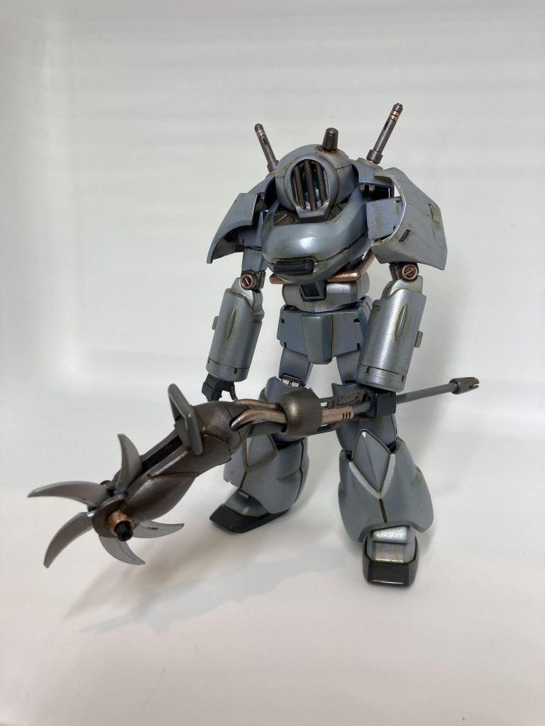 武器は回転ノコギリです。ジムの足とズゴックの爪で制作。