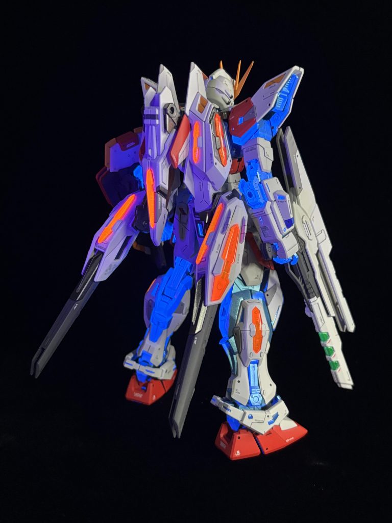 ブルーライトで光るとこ多。もーちょいいいブルーライトないかな