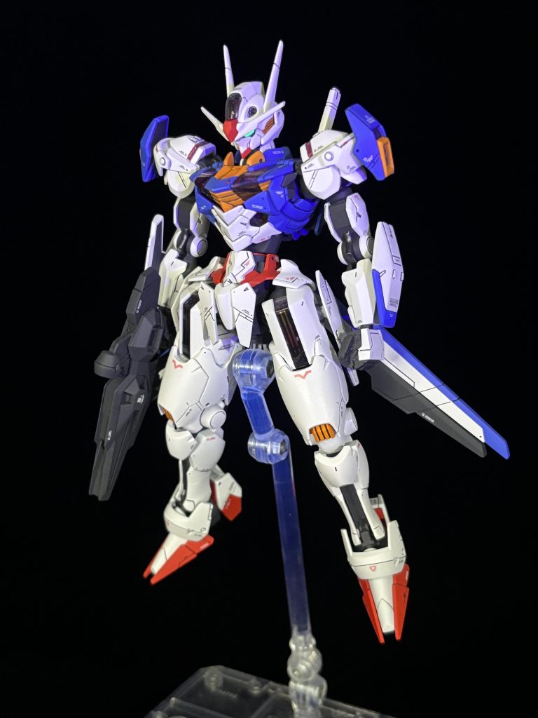 正面。肩上部、腰部や脛部を延長しています。(何ミリ伸ばしたかは忘れた汗) 各部スジ彫りやプラ材の貼り付け、ピンバイスによる開口などを行いディテールアップしています。