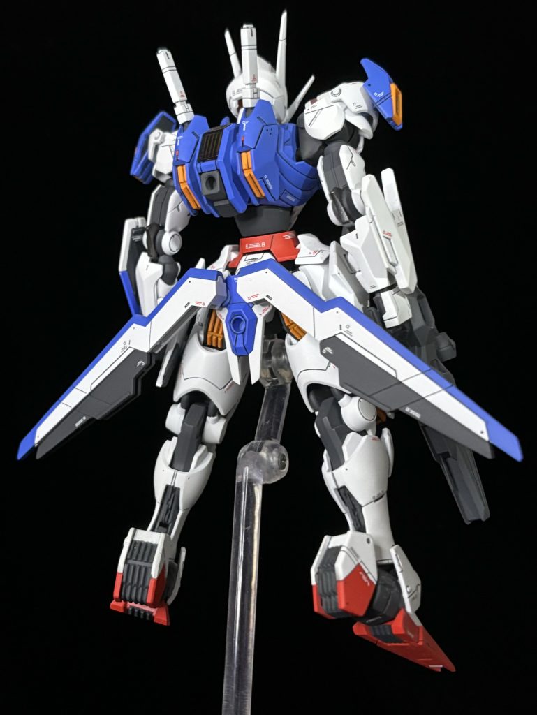 バックショット。各部色分け、レッドポイントの配置などが目立ちます。ガンビットの肉抜き穴は瞬着パテで埋めた後スジ彫りと色分けをしています。ビームサーベルはフルメカニクスのエアリアルを参考に形状を変更しました。