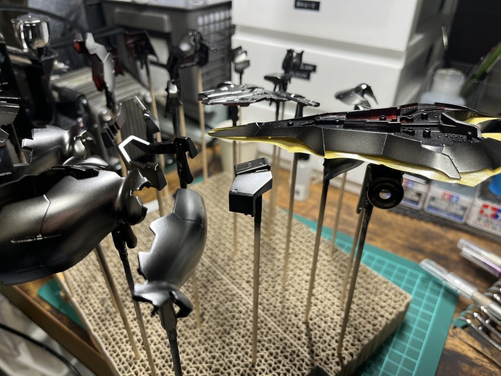 外装パーツは表面処理後サーフェイサーEVOブラックを吹き付けサフを神ヤスの4000番で研いだのちEXブラックで光沢塗装レッド…スターブライトシルバーライトレッド…スターブライトゴールドでグラデーション塗装。写真の段階だと明暗の明が足りなかったのでもう一段階ハイライト的にメタリックを吹き付けました。