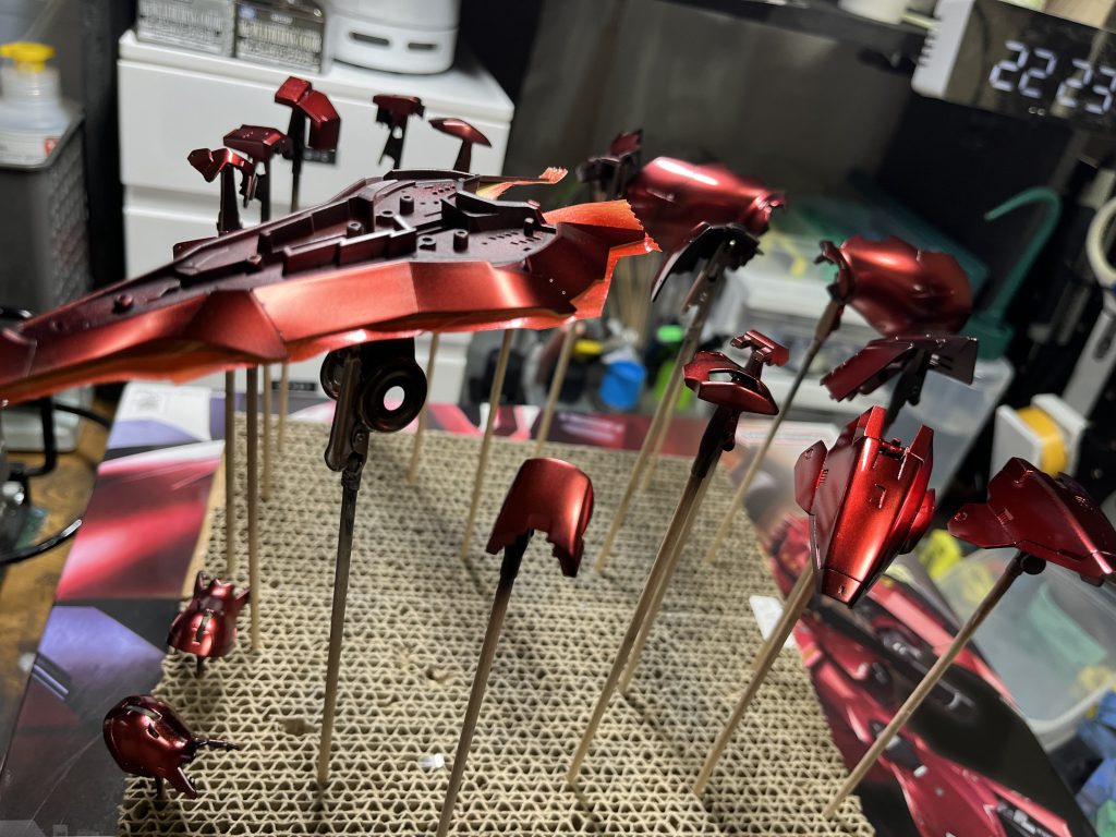 メインの赤はガイアノーツのクリアレッド、ライトレッドはディープクリアレッドとクリアレッドの混合で調色しました。ガイアノーツは発色能力が高いのでクリアを混ぜて扱いやすくしながら塗装しました。