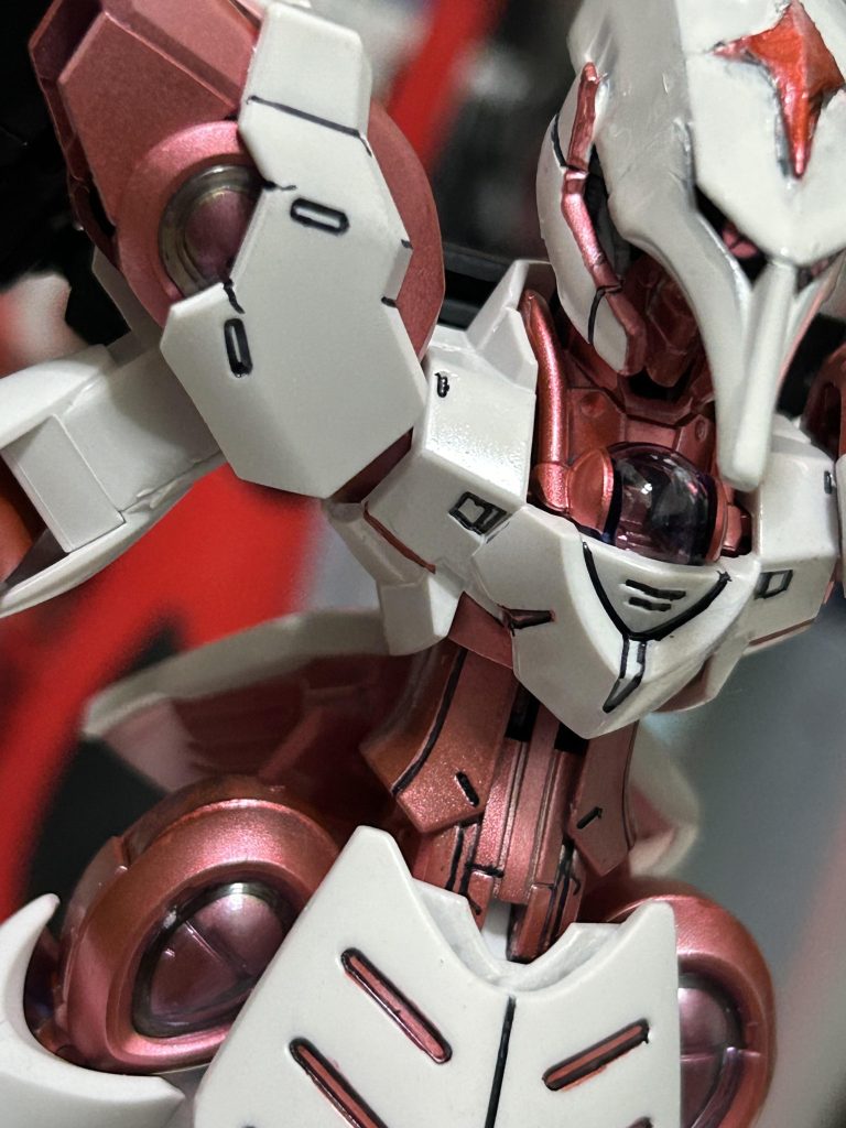 キュベレイの顔の下に、シュバルゼッテの顔にベギルベウの顎の部分を削って取り付け、アストレイゴールドフレーム天の顔を一部切り、取り付けました。