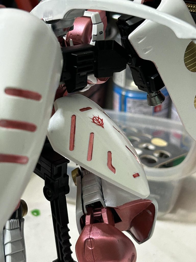 ベギルベウの腰のアーマーにファンネルコンテナを取り付けてます。今回ファンネル用のスタンドが売ってなかったので、展開時のポージングは断念しました。