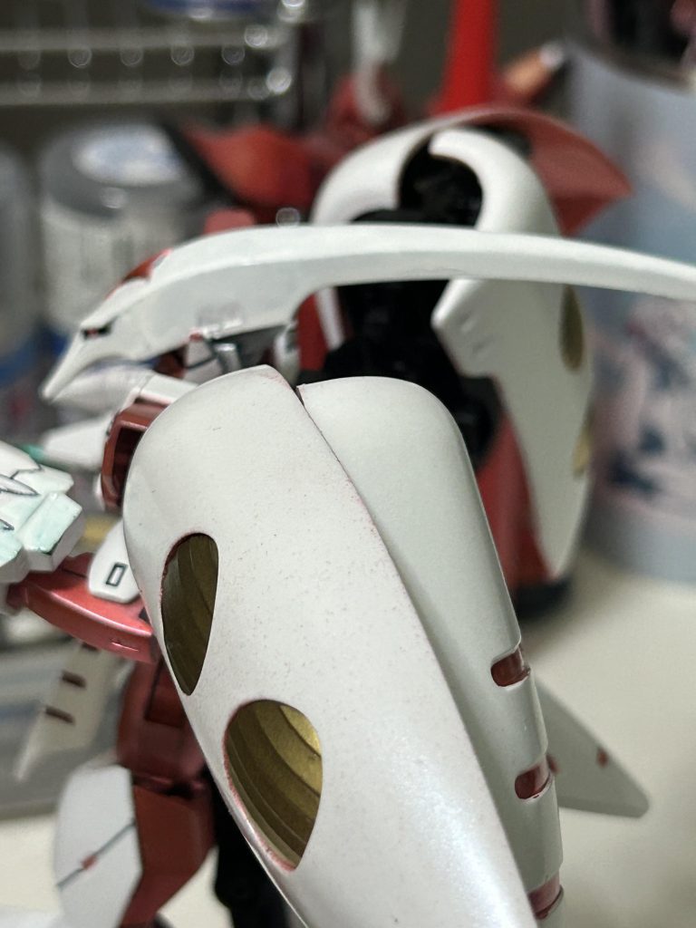 キュベレイの特徴的なパーツは、ベギルベウの背中にウイングゼロのバックパックを取り付け、ウイング部分を外し、スラスターのパーツにキュベレイの肩パーツを移植し、取り付けました。これにより、自由に稼働させることが可能になりました。