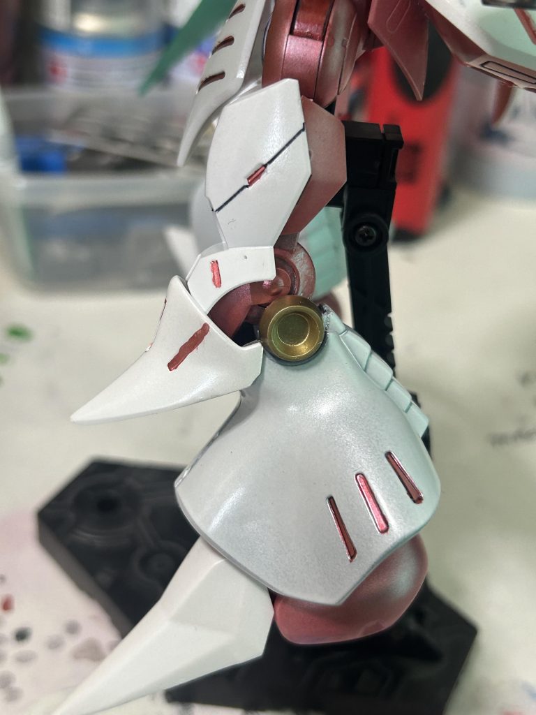 キュベレイのふくらはぎ部分のパーツをベギルベウの足を間に差し込めるように、キュベレイのふくらはぎの中にある邪魔なところを削り、中に入れて固定し、べギルベウの足の下にキュベレイの足パーツを取り付け、この形にしました。