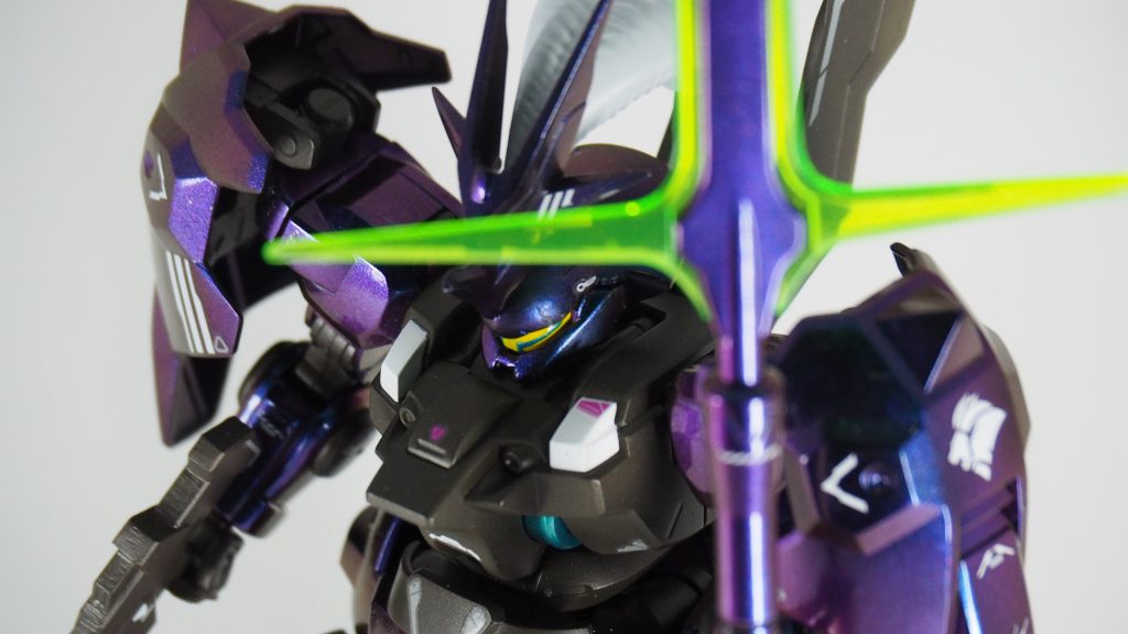 見下ろし視点。青と紫の中間くらいに見えます。