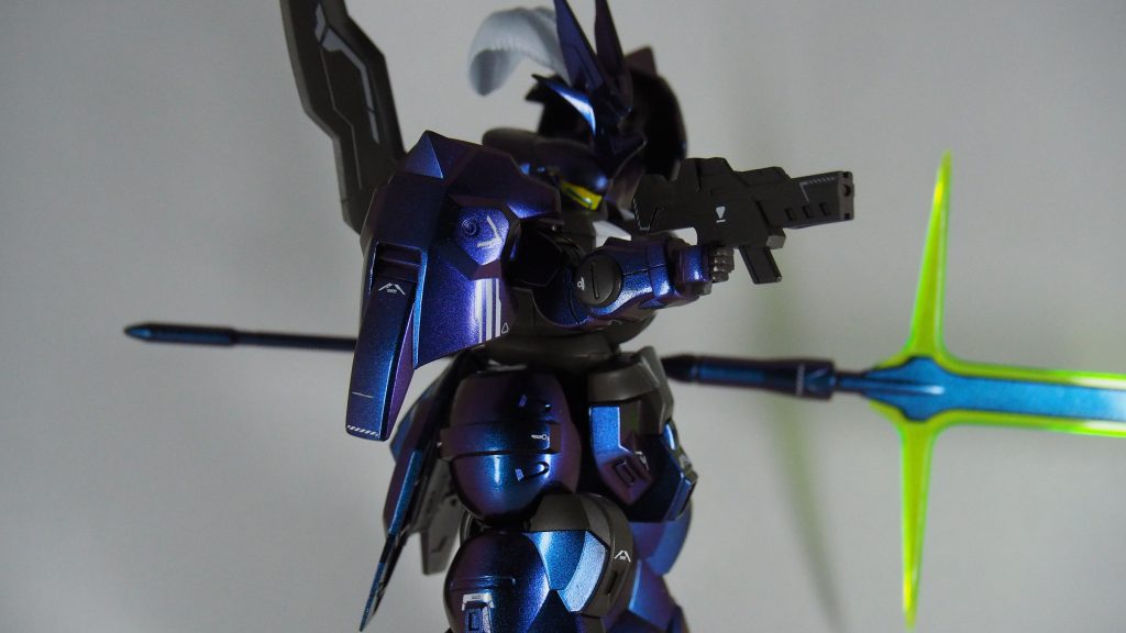 ライフル射撃ポーズ。室内照明だとこんな感じで暗い青に見える事が多いです。