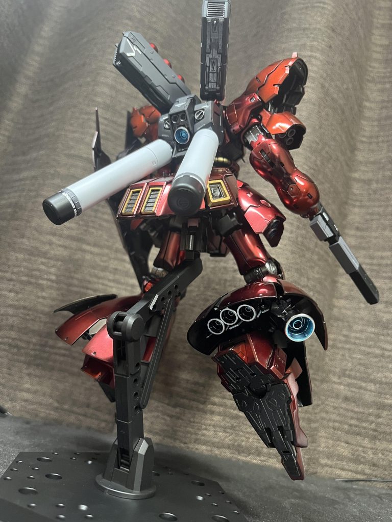 プロペラントタンクは白に変更。この写真だと分かりにくいですがバックパックやプロペラントタンク、ライフル等はデカール多めにして本体との差別化を意識しました。