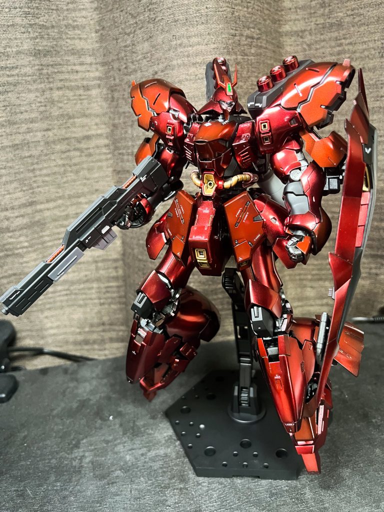 グロス面で勝負したかったので、RG特有のディテールを補強する程度…を意識してデカールは最低限に留めました。 